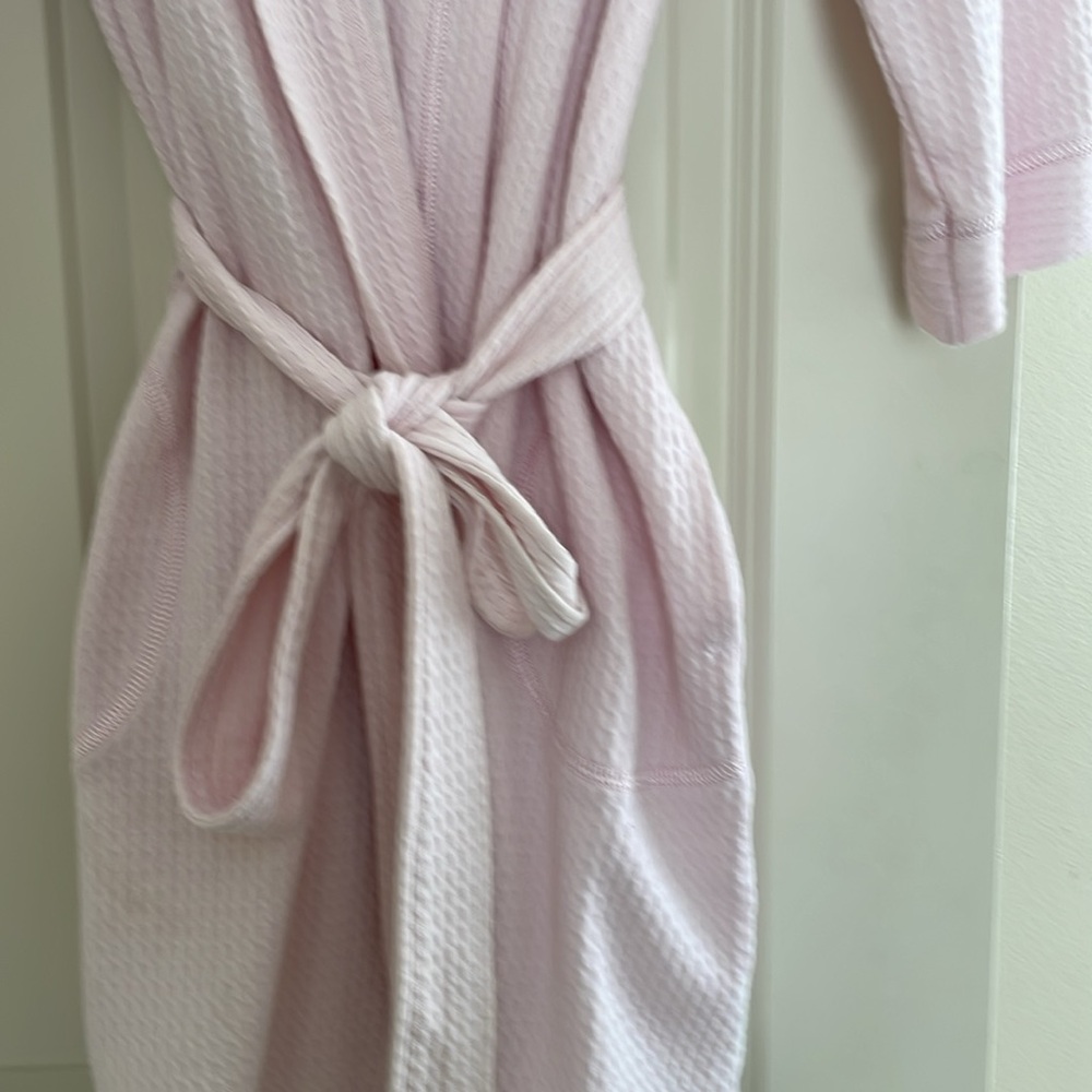 Lightweight “spa like” robe - Picture 2 of 4